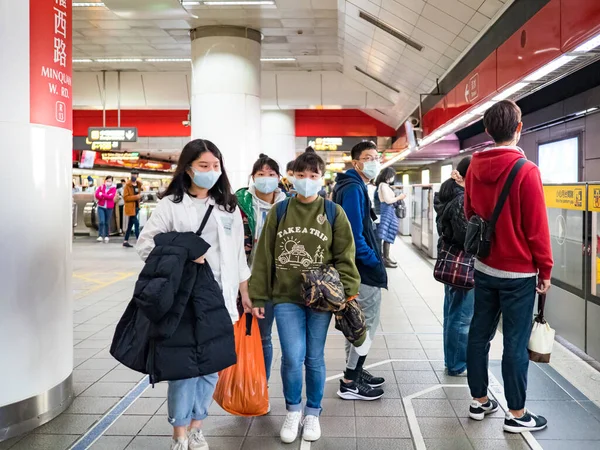 Люди Масках Системе Общественного Транспорта Февраля 2020 Года Тайбэе — стоковое фото