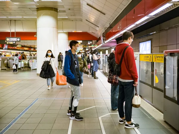 Människor Bär Masker Mass Transit System Den Februari 2020 Taipei — Stockfoto
