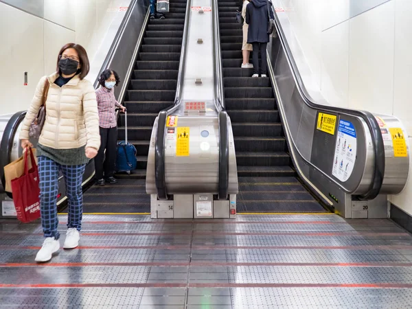 Pessoas Usando Máscaras Sistema Trânsito Massa Fevereiro 2020 Taipei — Fotografia de Stock