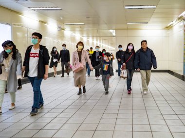 5 Şubat 2020 'de Taipei' de toplu taşıma sisteminde maske takanlar