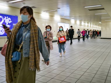 5 Şubat 2020 'de Taipei' de toplu taşıma sisteminde maske takanlar