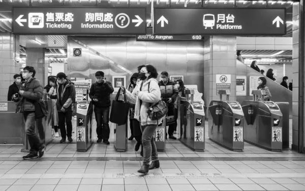 Пассажиры Масках Системе Общественного Транспорта Тайбэе Тайвань Люди Надевают Маски — стоковое фото