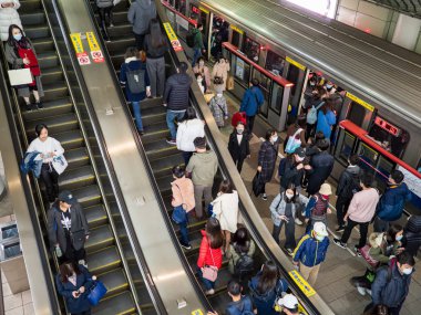 Taipei, Tayvan 'da toplu taşıma sisteminde yüz maskesi takan yolcular.