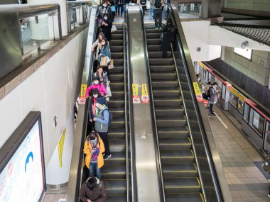 Taipei, Tayvan 'da toplu taşıma sisteminde yüz maskesi takan yolcular.
