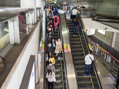 Taipei, Tayvan 'da toplu taşıma sisteminde yüz maskesi takan yolcular.