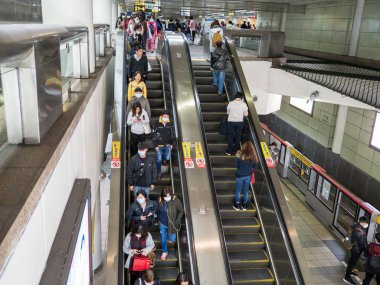 Taipei, Tayvan 'da toplu taşıma sisteminde yüz maskesi takan yolcular.
