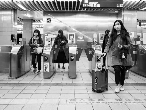 Passagiers Met Gezichtsmasker Massaal Transitsysteem Taipei Taiwan — Stockfoto