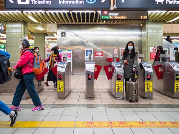 台湾台北公共交通系统乘客佩戴口罩 — 图库照片