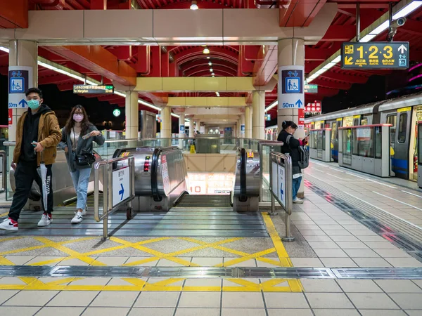 Пассажиры Маске Системе Общественного Транспорта Тайбэя Тайвань — стоковое фото
