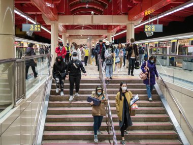 Taipei, Tayvan 'da toplu taşıma sisteminde yüz maskesi takan yolcular.