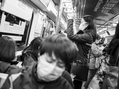Taipei, Tayvan 'da toplu taşıma sisteminde yüz maskesi takan yolcular.