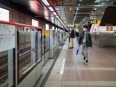 Taipei, Tayvan 'da toplu taşıma sisteminde yüz maskesi takan yolcular.