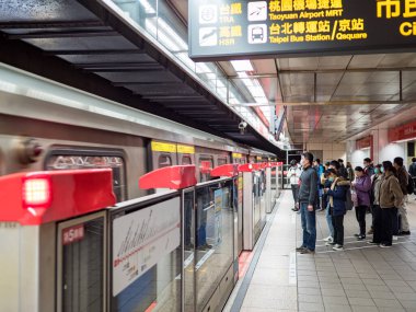 Taipei, Tayvan 'da toplu taşıma sisteminde yüz maskesi takan yolcular.
