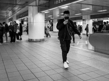 Taipei, Tayvan 'da toplu taşıma sisteminde yüz maskesi takan yolcular.