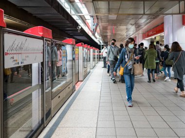 Taipei, Tayvan 'da toplu taşıma sisteminde yüz maskesi takan yolcular.