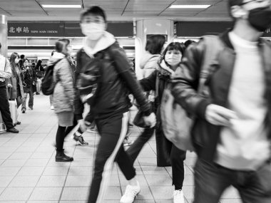 Taipei, Tayvan 'da toplu taşıma sisteminde yüz maskesi takan yolcular.
