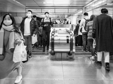 Taipei, Tayvan 'da toplu taşıma sisteminde yüz maskesi takan yolcular.