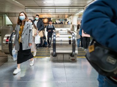 Taipei, Tayvan 'da toplu taşıma sisteminde yüz maskesi takan yolcular.