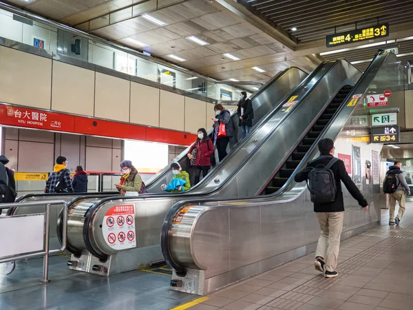 Tajvani Taipei Tömegközlekedési Rendszerében Maszkot Viselő Utasok — Stock Fotó