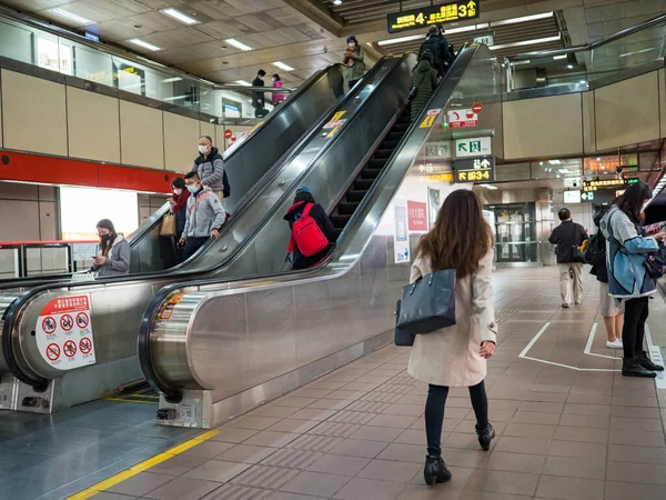 Taipei Tayvan Toplu Taşıma Sisteminde Yüz Maskesi Takan Yolcular — Stok fotoğraf