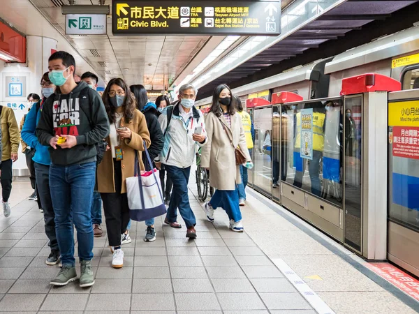 Taipei, Tayvan 'da toplu taşıma sisteminde yüz maskesi takan yolcular.