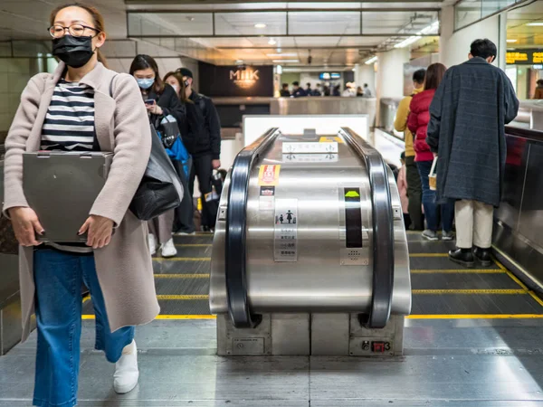 Taipei, Tayvan 'da toplu taşıma sisteminde yüz maskesi takan yolcular.