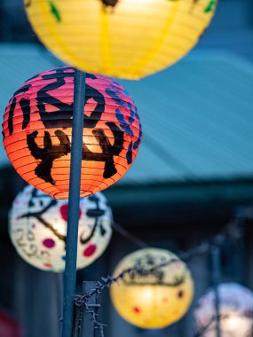 Çin Kâğıt Fenerleri gece boyunca bir partide.