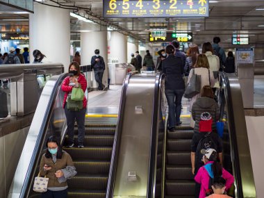 Taipei, Tayvan 'da toplu taşıma sisteminde yüz maskesi takan yolcular.