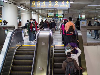 Taipei, Tayvan 'da toplu taşıma sisteminde yüz maskesi takan yolcular.