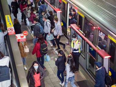 Taipei, Tayvan 'da toplu taşıma sisteminde yüz maskesi takan yolcular.