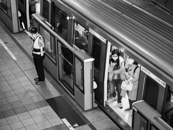 Пасажири Які Носять Маску Обличчя Системі Громадського Транспорту Тайбеї Тайвань — стокове фото