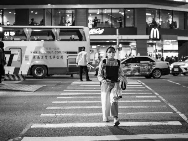 Passageiros Usando Máscara Facial Rua Taipei Taiwan — Fotografia de Stock