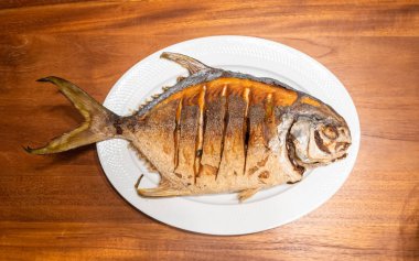 Derin kızarmış balık plaka