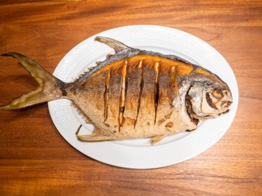 Derin kızarmış balık plaka