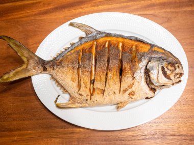 Derin kızarmış balık plaka