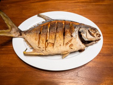 Derin kızarmış balık plaka
