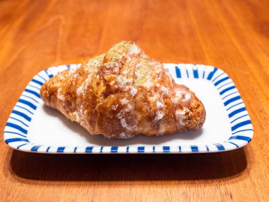 Tahta masadaki tabakta taze kruvasan.