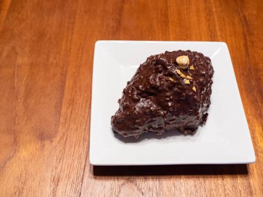 Tahta masadaki tabakta taze kruvasan.