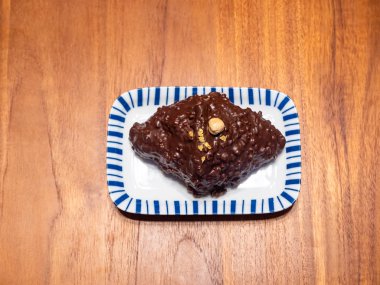 Tahta masadaki tabakta taze kruvasan.