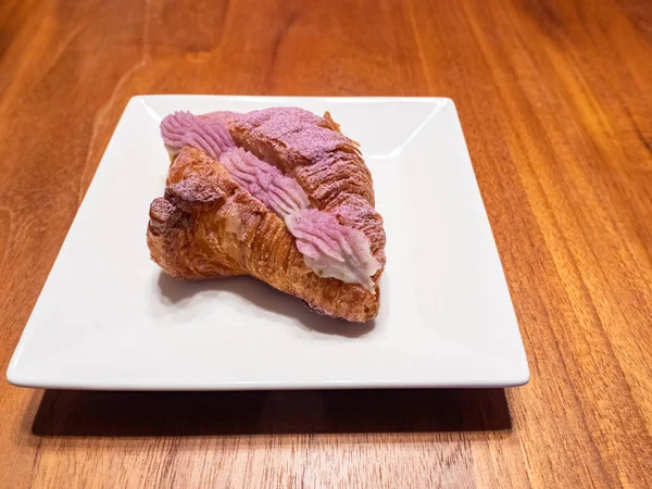 Croissant Desayuno Fresco Plato Sobre Una Mesa Madera — Foto de Stock