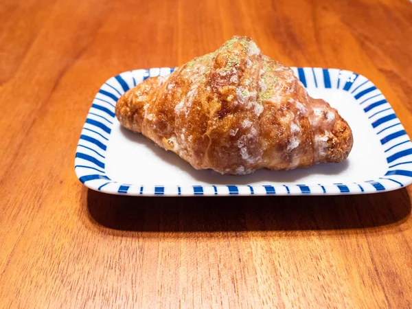 Croissant Café Manhã Fresco Prato Uma Mesa Madeira — Fotografia de Stock