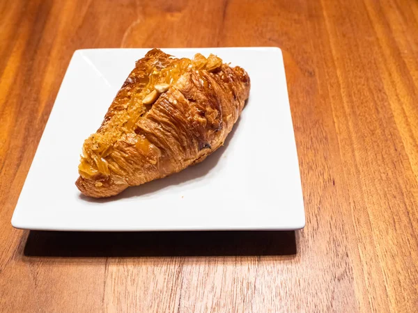 Croissant Desayuno Fresco Plato Sobre Una Mesa Madera — Foto de Stock