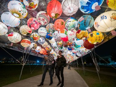 Taipei, Tayvan 'da Yuanquao Festivali olarak bilinen Fener Festivali' ni kutlayan Çin fenerlerini yakın..