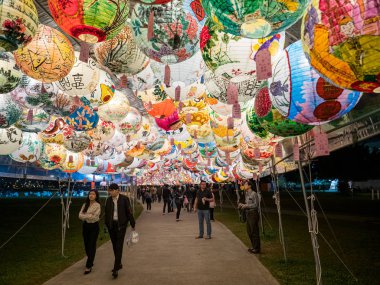 Taipei, Tayvan 'da Yuanquao Festivali olarak bilinen Fener Festivali' ni kutlayan Çin fenerlerini yakın..