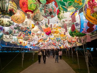 Taipei, Tayvan 'da Yuanquao Festivali olarak bilinen Fener Festivali' ni kutlayan Çin fenerlerini yakın..