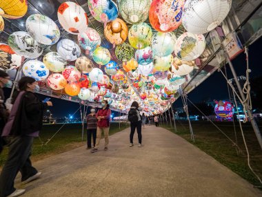 Taipei, Tayvan 'da Yuanquao Festivali olarak bilinen Fener Festivali' ni kutlayan Çin fenerlerini yakın..