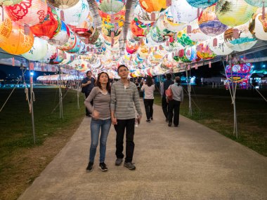Taipei, Tayvan 'da Yuanquao Festivali olarak bilinen Fener Festivali' ni kutlayan Çin fenerlerini yakın..
