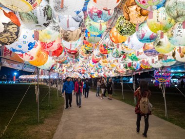 Taipei, Tayvan 'da Yuanquao Festivali olarak bilinen Fener Festivali' ni kutlayan Çin fenerlerini yakın..