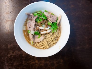 Bir kase kuru erişte. 