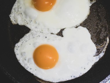 Kızarmış tavada kızarmış yumurta.
